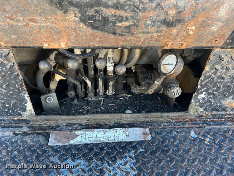 image for item JU9682 1999 International 4900  bucket truck