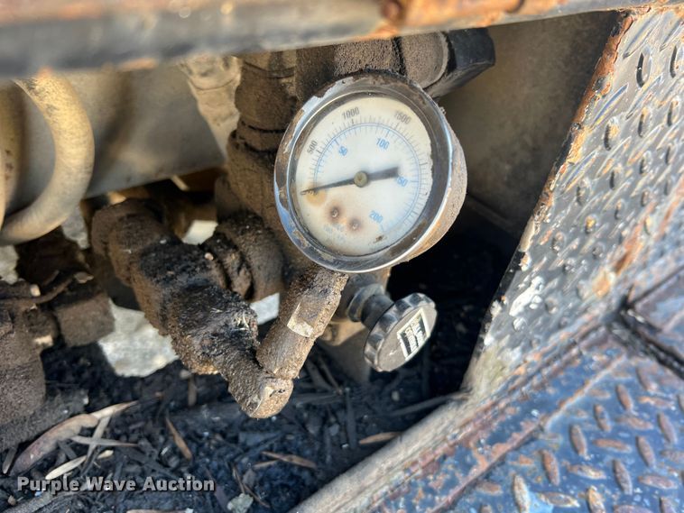 image for item JU9682 1999 International 4900  bucket truck