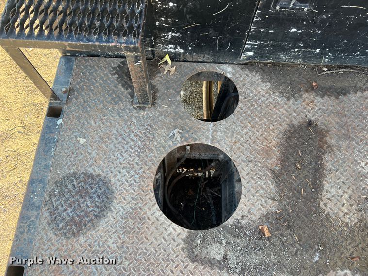 image for item JU9682 1999 International 4900  bucket truck