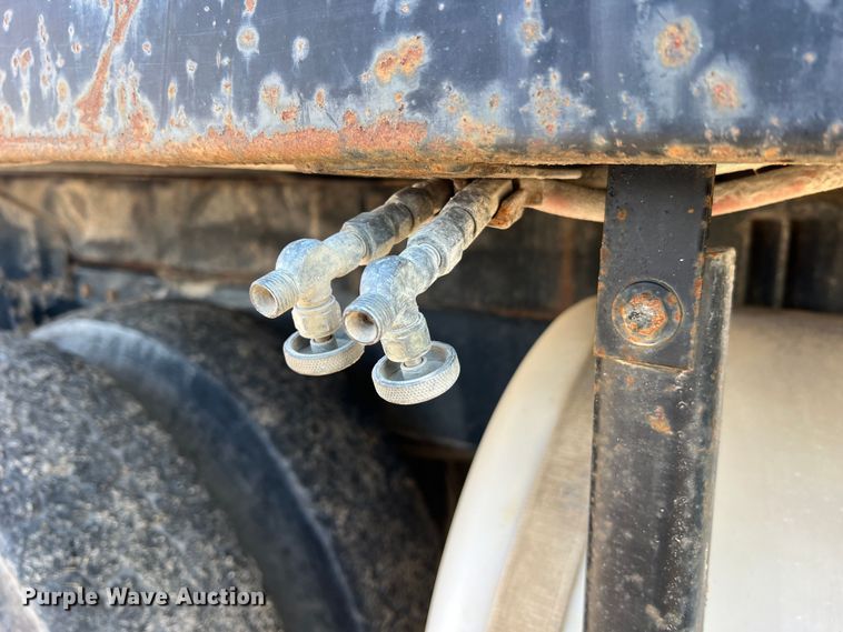 image for item JU9682 1999 International 4900  bucket truck