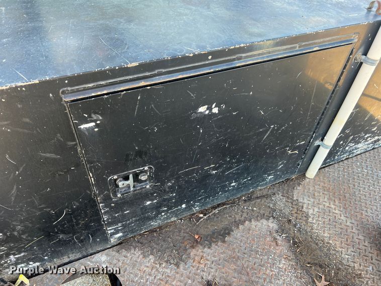 image for item JU9682 1999 International 4900  bucket truck