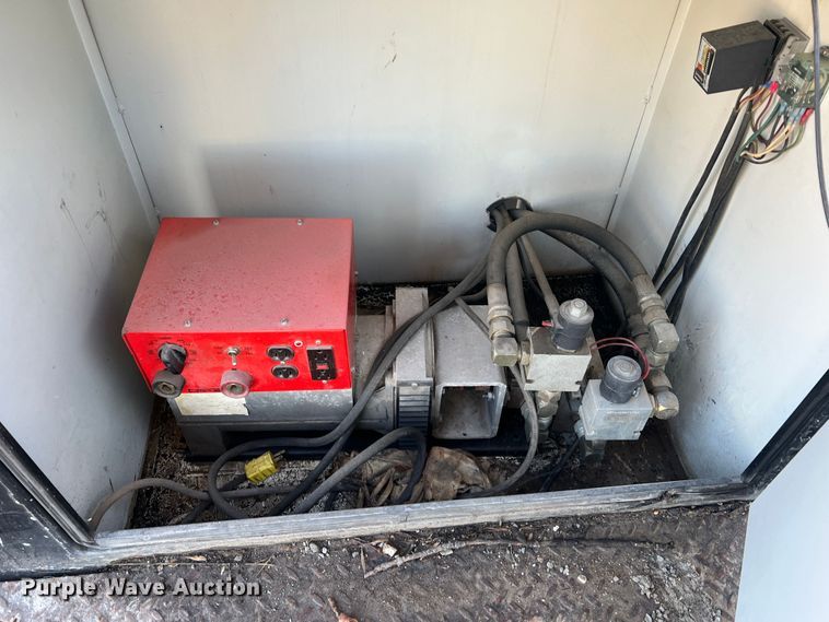 image for item JU9682 1999 International 4900  bucket truck