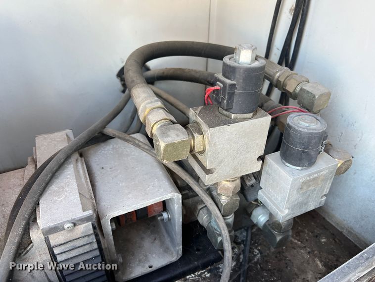 image for item JU9682 1999 International 4900  bucket truck