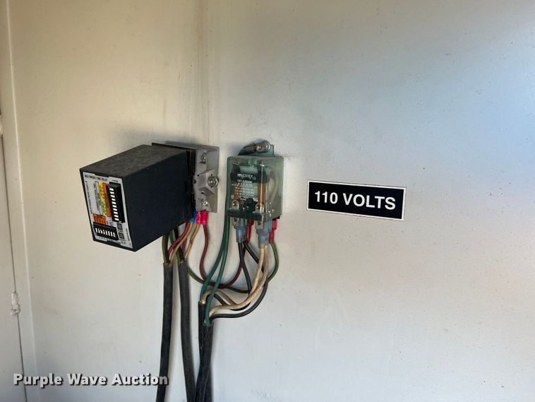 image for item JU9682 1999 International 4900  bucket truck