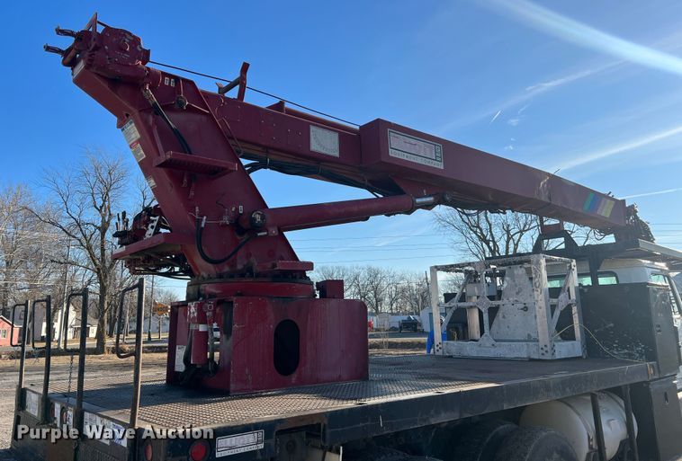 image for item JU9682 1999 International 4900  bucket truck