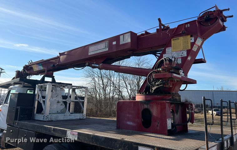 image for item JU9682 1999 International 4900  bucket truck