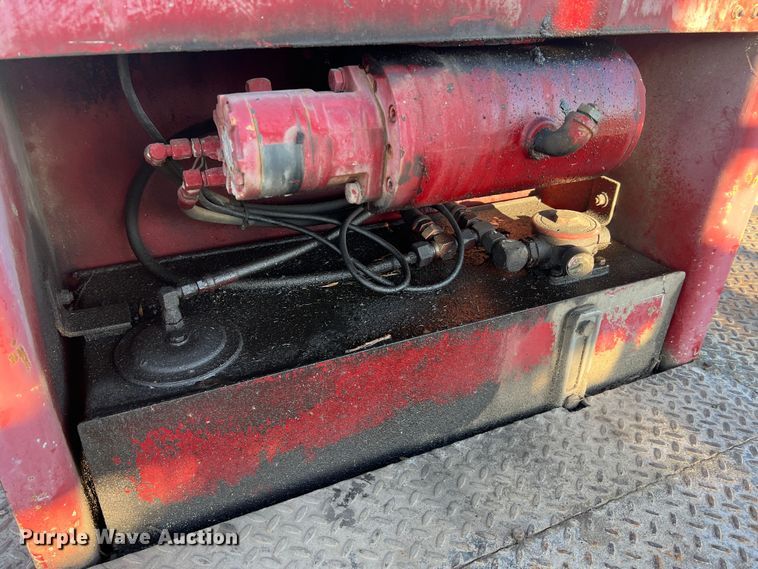 image for item JU9682 1999 International 4900  bucket truck