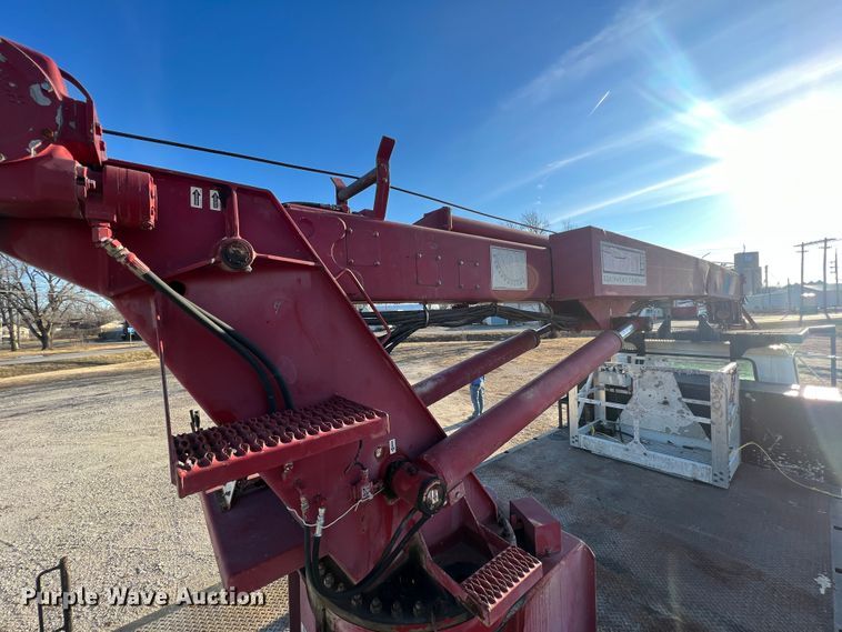 image for item JU9682 1999 International 4900  bucket truck