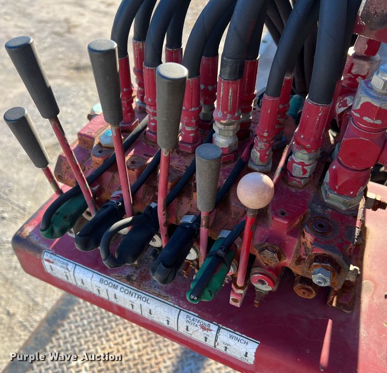 image for item JU9682 1999 International 4900  bucket truck