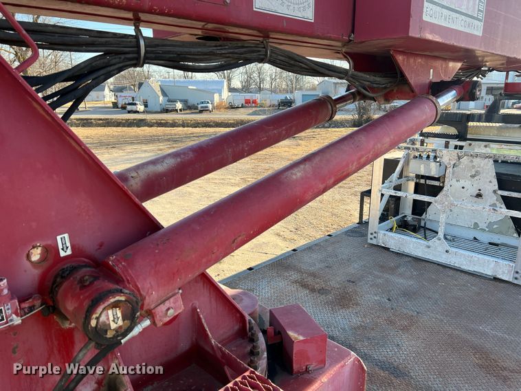 image for item JU9682 1999 International 4900  bucket truck