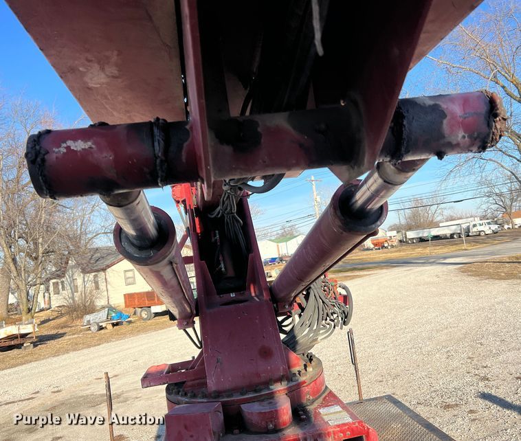 image for item JU9682 1999 International 4900  bucket truck