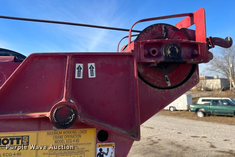 image for item JU9682 1999 International 4900  bucket truck