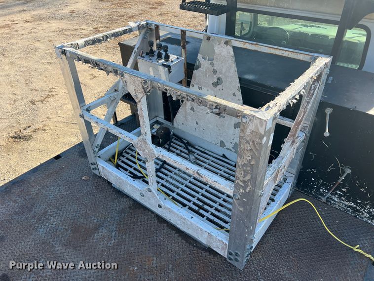 image for item JU9682 1999 International 4900  bucket truck