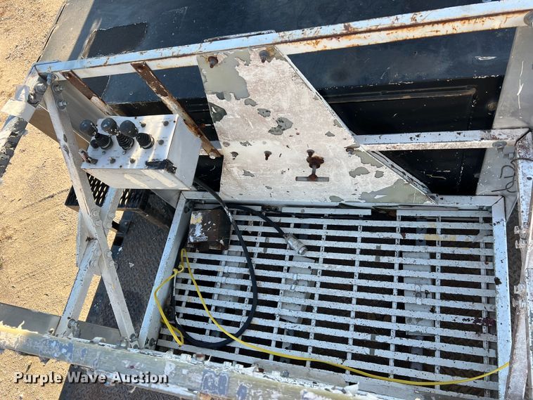 image for item JU9682 1999 International 4900  bucket truck