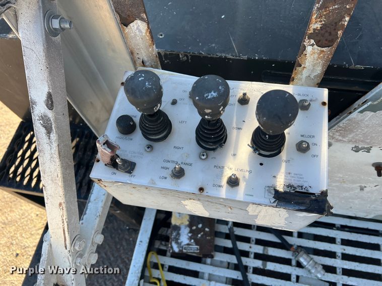 image for item JU9682 1999 International 4900  bucket truck