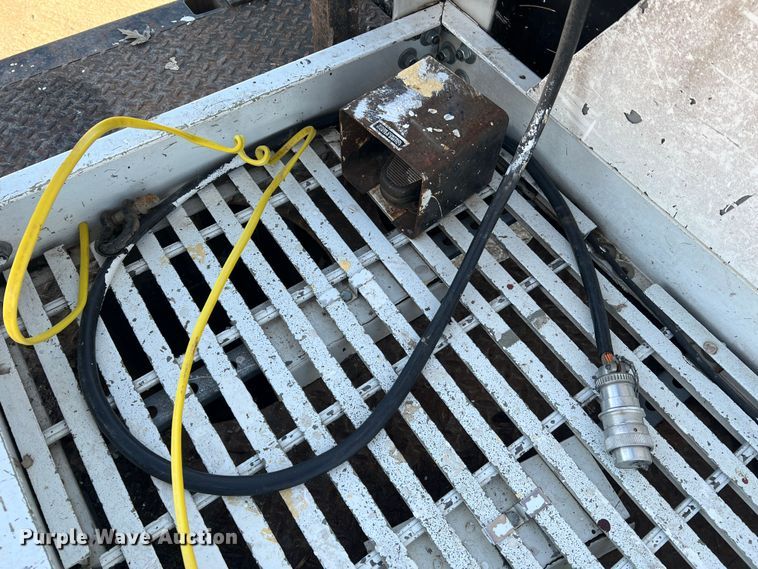 image for item JU9682 1999 International 4900  bucket truck