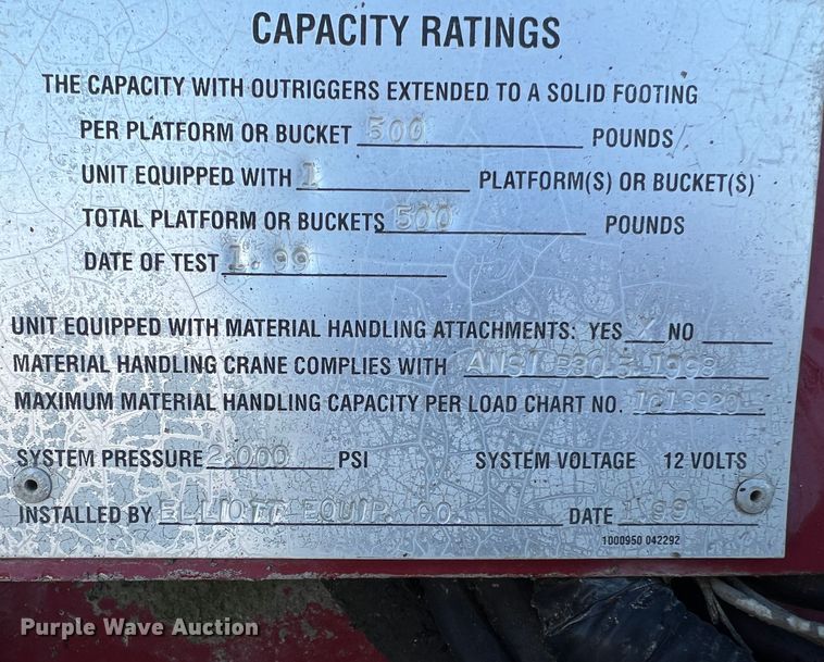 image for item JU9682 1999 International 4900  bucket truck
