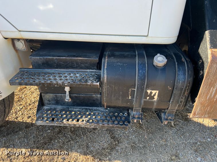 image for item JU9682 1999 International 4900  bucket truck