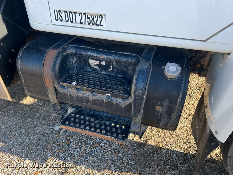 image for item JU9682 1999 International 4900  bucket truck