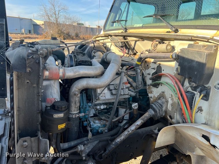 image for item JU9682 1999 International 4900  bucket truck