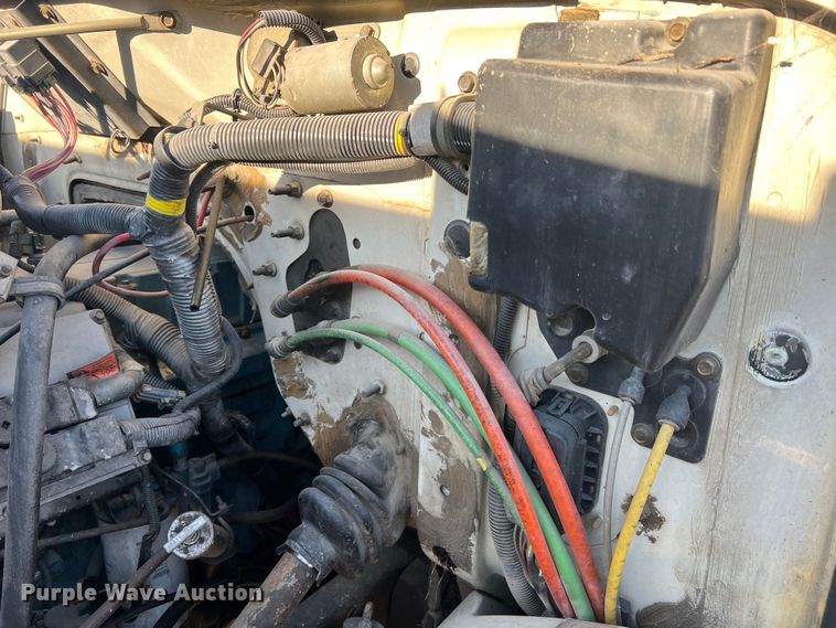 image for item JU9682 1999 International 4900  bucket truck