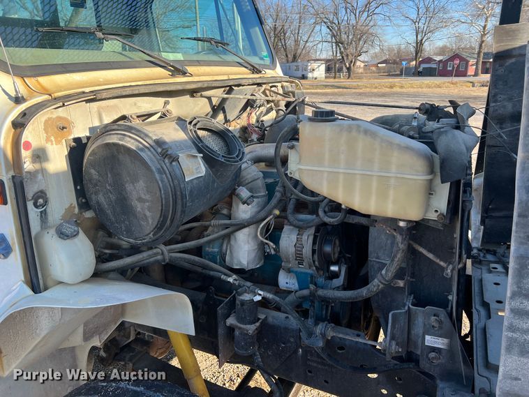 image for item JU9682 1999 International 4900  bucket truck