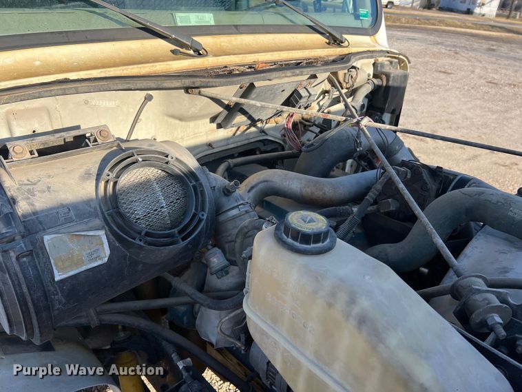 image for item JU9682 1999 International 4900  bucket truck