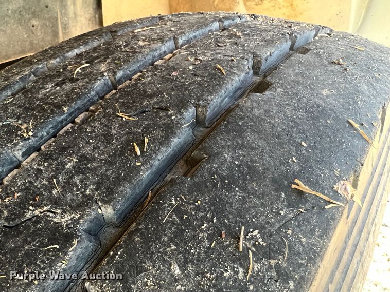 image for item JU9682 1999 International 4900  bucket truck