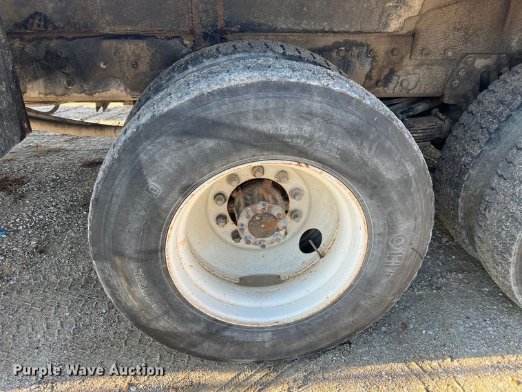 image for item JU9682 1999 International 4900  bucket truck