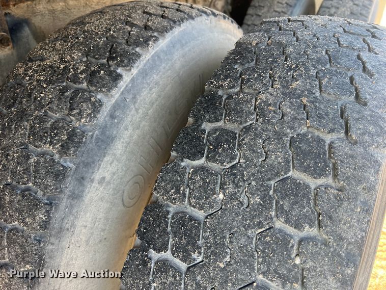 image for item JU9682 1999 International 4900  bucket truck