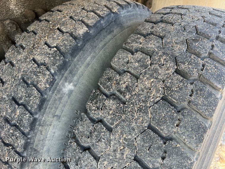 image for item JU9682 1999 International 4900  bucket truck