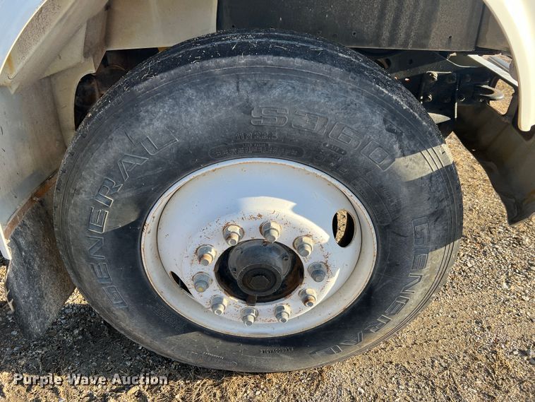 image for item JU9682 1999 International 4900  bucket truck