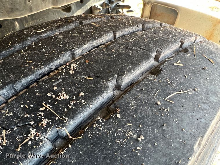 image for item JU9682 1999 International 4900  bucket truck