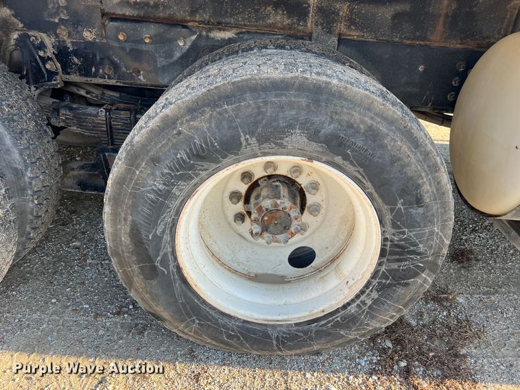 image for item JU9682 1999 International 4900  bucket truck