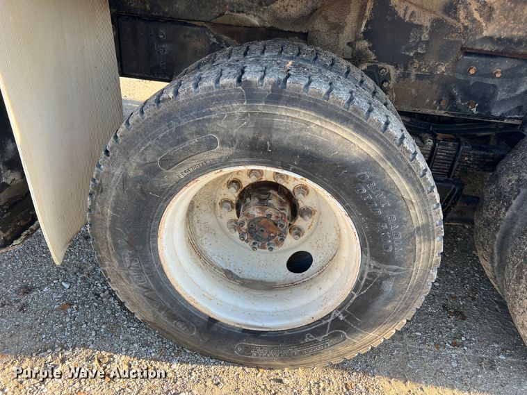 image for item JU9682 1999 International 4900  bucket truck