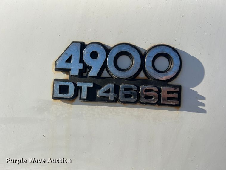 image for item JU9682 1999 International 4900  bucket truck