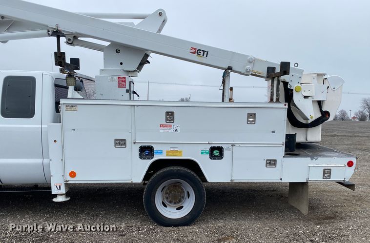 image for item JW9209 2016 Ford F550 Super Duty XL  SuperCab bucket truck