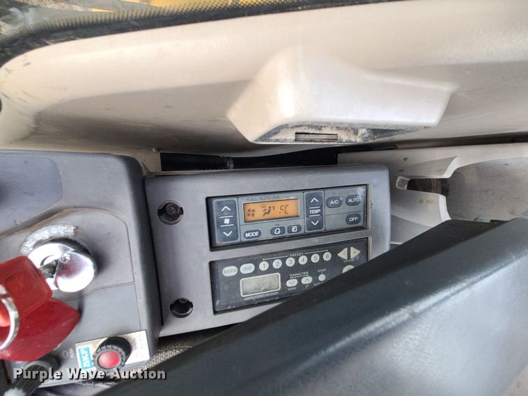 image for item JW9785 2012 John Deere 200D  excavator