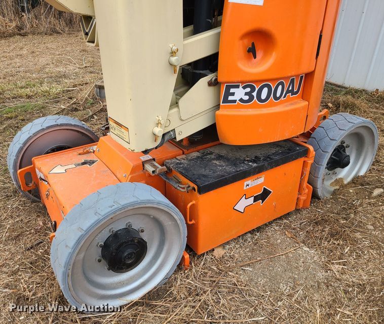 image for item JW9788 2007 JLG E300AJ  boom lift