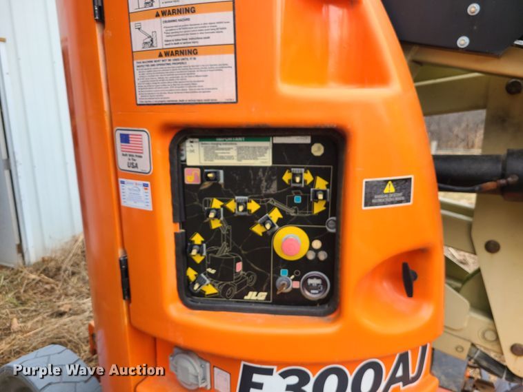 image for item JW9788 2007 JLG E300AJ  boom lift