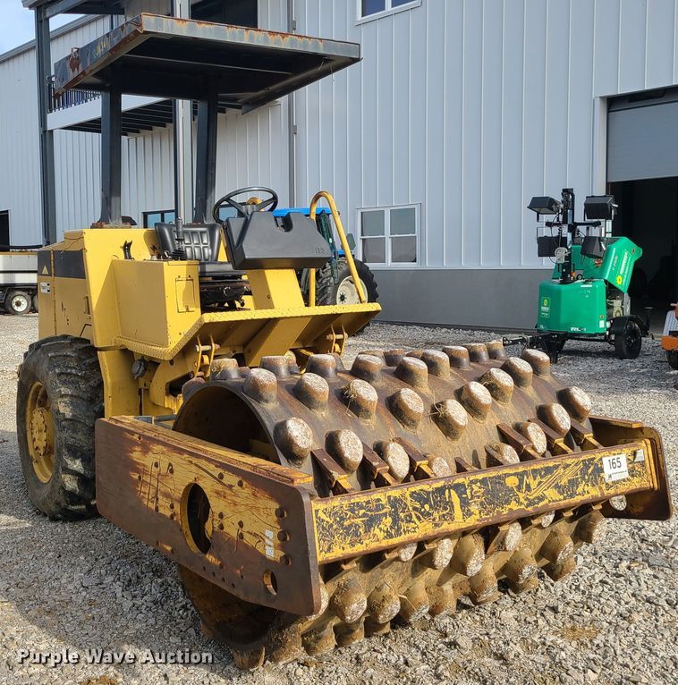 image for item JW9800 1996 Caterpillar CP433C  single drum roller