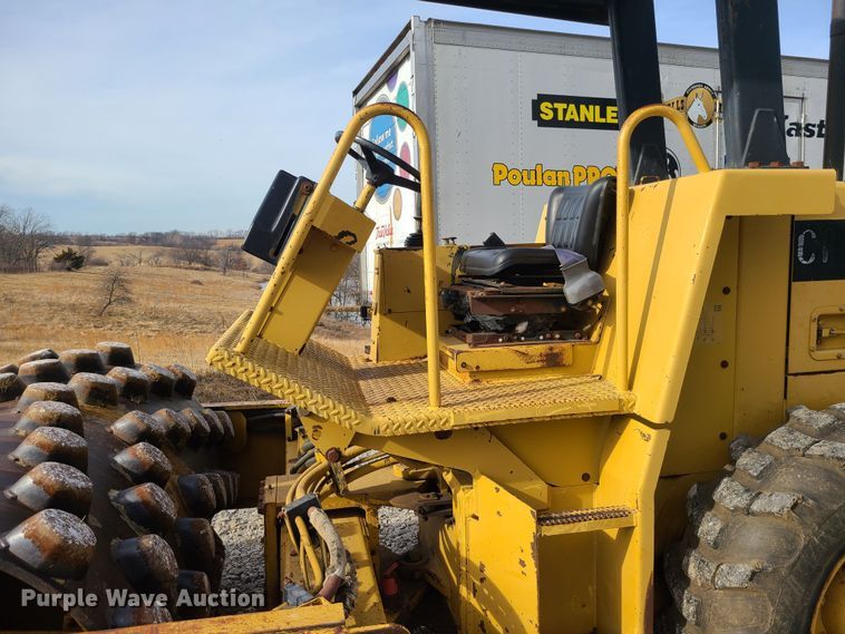 image for item JW9800 1996 Caterpillar CP433C  single drum roller