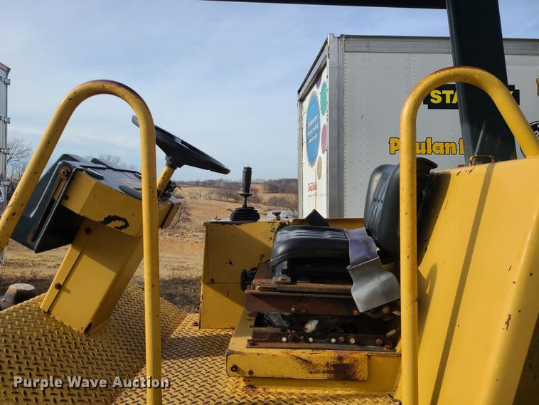 image for item JW9800 1996 Caterpillar CP433C  single drum roller