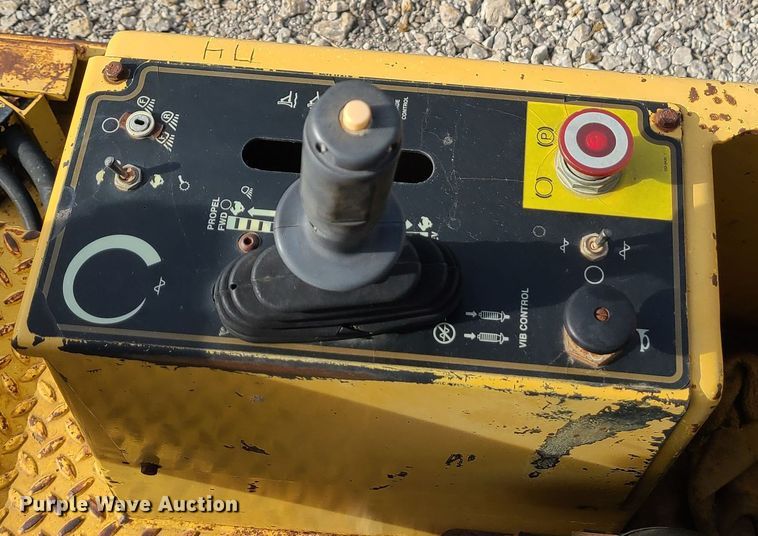 image for item JW9800 1996 Caterpillar CP433C  single drum roller