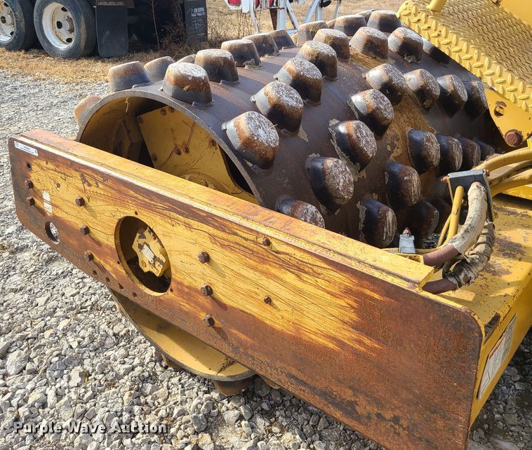 image for item JW9800 1996 Caterpillar CP433C  single drum roller