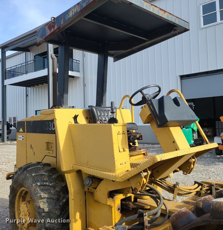 image for item JW9800 1996 Caterpillar CP433C  single drum roller