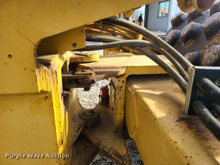 image for item JW9800 1996 Caterpillar CP433C  single drum roller