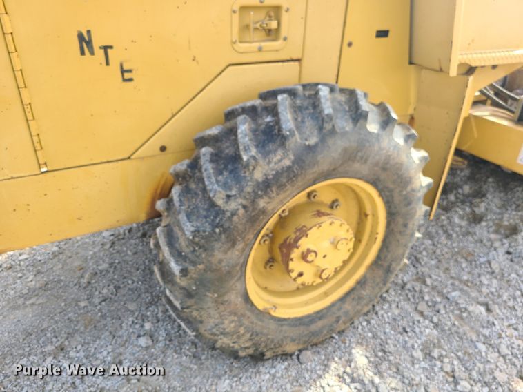 image for item JW9800 1996 Caterpillar CP433C  single drum roller