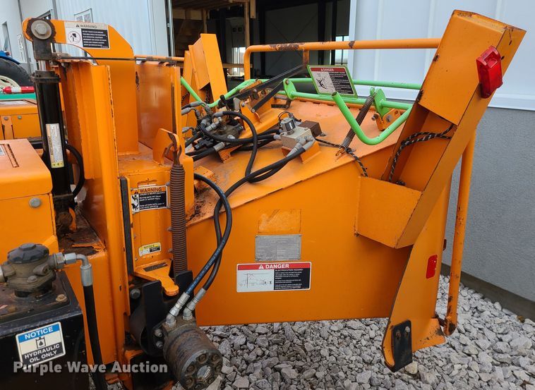 image for item JW9801 2010 Altec CFD1217  wood chipper