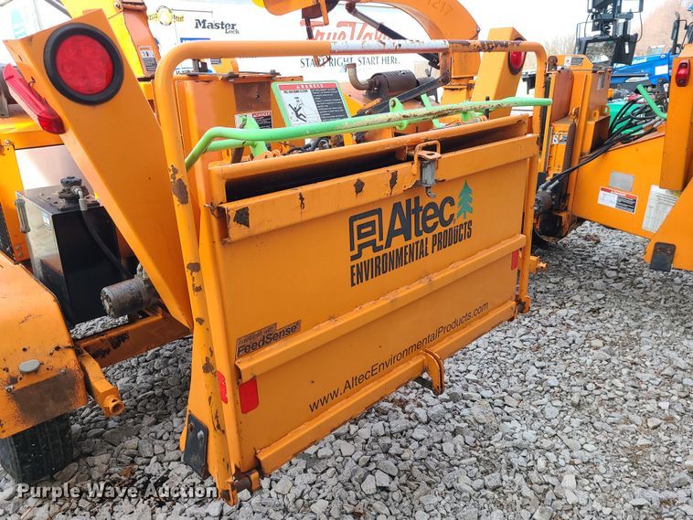 image for item JW9801 2010 Altec CFD1217  wood chipper